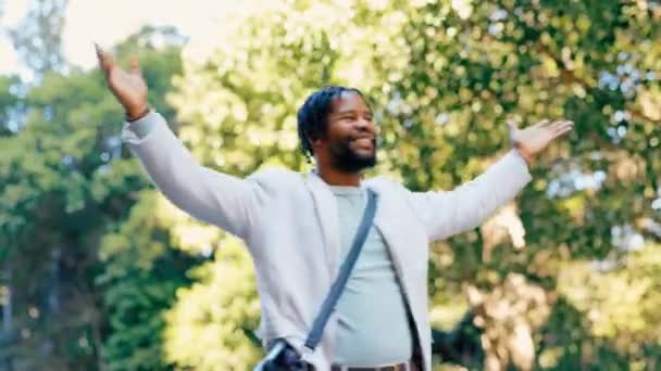 Affaires Célébration Heureux Homme Noir Dans Nature Célébrant Succès Plein — Video