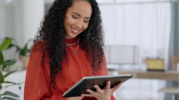 黑人妇女 平板电脑和时装业规划 数字营销或车间项目计划 在服装广告 时间表或商店任务触摸屏上工作的非裔美国女性 — 图库视频影像