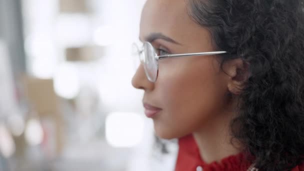 Lectura Gafas Mujer Negocios Oficina Ordenador Trabajando Investigación Informe Proyecto — Vídeos de Stock