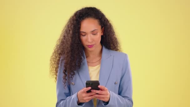 Cara Telefone Mulher Feliz Estúdio Com Maquete Para Mensagens Texto — Vídeo de Stock
