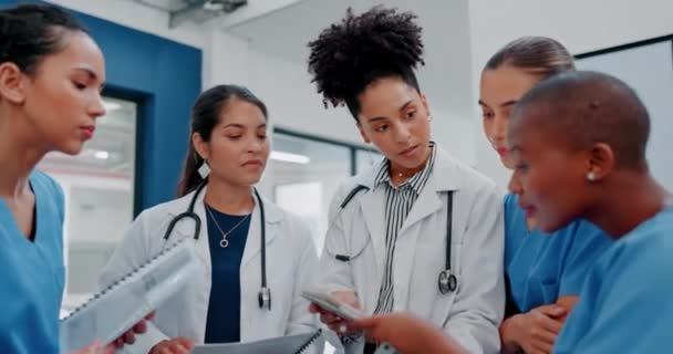 Kobiety Lekarze Lub Pielęgniarki Podczas Spotkań Pracy Zespołowej Lub Współpracy — Wideo stockowe