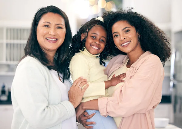 Portret Rodziny Lgbt Kobiety Dzieckiem Miłość Wielorasowym Związku Szczęśliwą Adopcją — Zdjęcie stockowe
