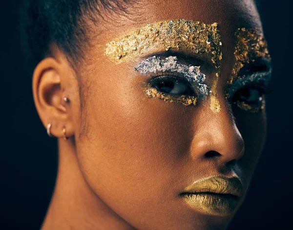 Beleza Ouro Elegante Com Mulher Negra Maquiagem Estúdio Para Luxo — Fotografia de Stock