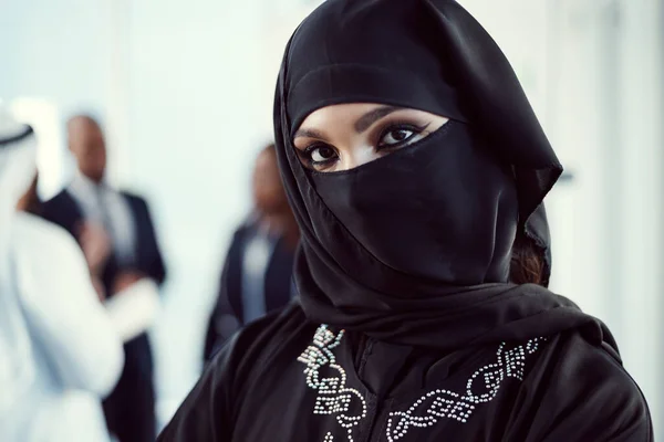 Herkes Içindir Ofiste Meslektaşlarıyla Birlikte Duran Çekici Arap Bir Kadınının — Stok fotoğraf