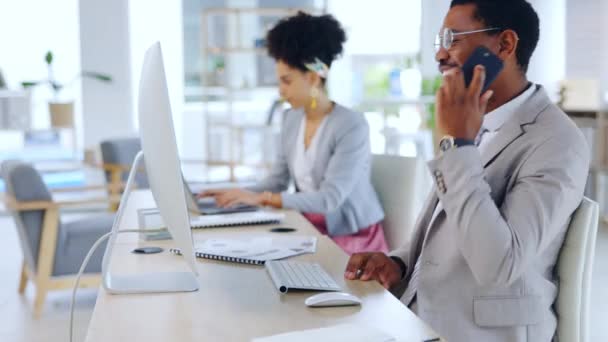 商务人士 电话和通过电脑在办公室桌上进行交谈或讨论 黑人顾问 推销员或代理人在智能手机上谈论商业交易或销售 — 图库视频影像