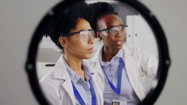 Wanita Ilmuwan Dan Diskusi Tentang Percobaan Ilmiah Laboratorium Tim Dan — Stok Video