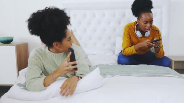 Yatak Odası Kız Arkadaşlar Evdeki Bir Yatakta Gülen Gençlerle Telefon — Stok video