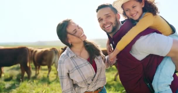 Çiftlik Sığır Portre Çiftçi Aile Tarım Ayakta Sürdürülebilir Tarım Tarlaları — Stok video