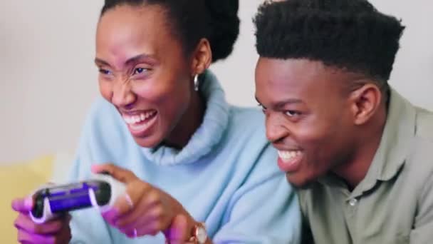 彼らのリビングルームでテレビでアクションビデオゲームとコンソールと興奮したゲーマーのカップル 幸せな 興奮した黒人の人々 女性や男性や友人は面白い笑顔で楽しいオンラインストリーミング活動を楽しむ — ストック動画