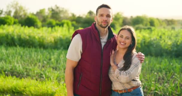 持続可能な 緑と農業分野に立つ環境に優しいカップルの農業 肖像画 田舎で一緒にアウトドアエコアドベンチャーに持続可能性 農業と幸せな女性と男 — ストック動画