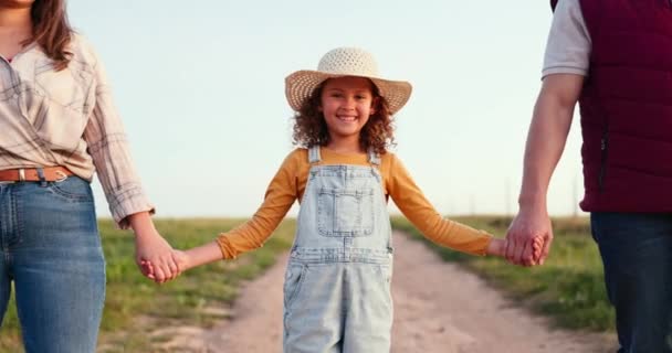 夏の田舎の農場で農業 家族の手を握っています 両親のサポートと愛を持つ農家として家族経営の将来のキャリアのために興奮した若い女の子のお母さん お父さんと肖像画 — ストック動画