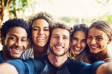 Hepimizle bir tane çekelim. Bir grup arkadaşın dışarıda selfie çekerken portresi.