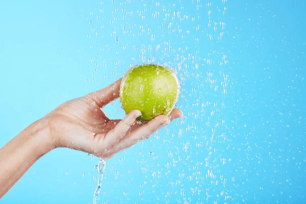 Wassertropfen Apfelreinigung Und Hände Mit Obst Für Wellness Gesundheit Und — Stockfoto