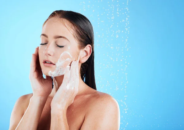 Lavado Facial Mujer Ducha Agua Estudio Con Una Joven Hembra —  Fotos de Stock