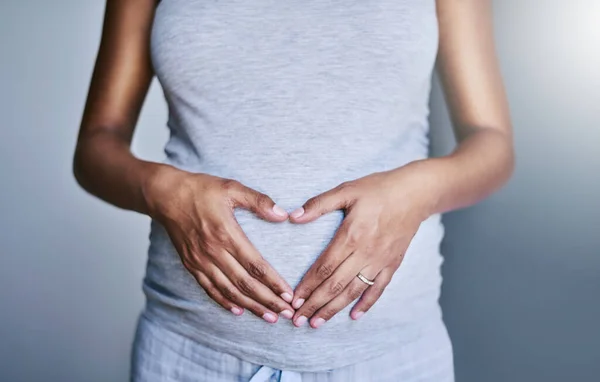 Miluju Být Těhotná Těhotná Žena Dotýkající Jejího Břicha — Stock fotografie