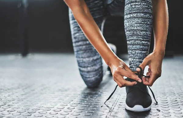 Jika Sepatu Cocok Berolahraga Seorang Wanita Mengikat Tali Sepatunya Gym — Stok Foto