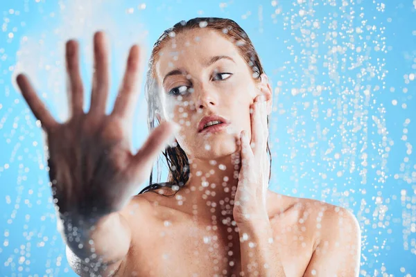 Duş Damlası Kadın Eli Banyoda Cilt Temizliği Sağlık Güzellik Rutini — Stok fotoğraf