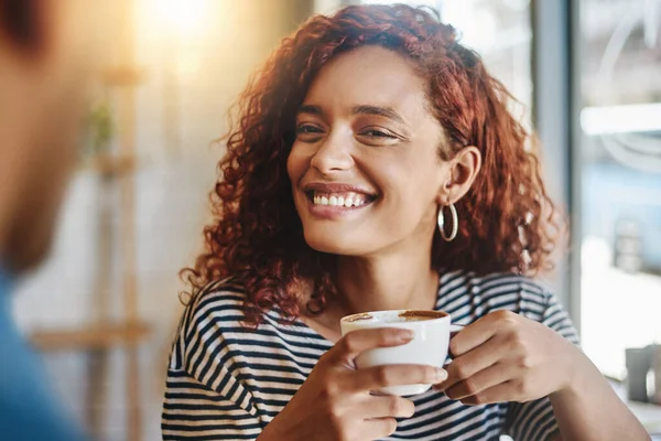 Kávét Legjobb Felszolgálni Egy Beszélgetéssel Egy Fiatal Kávézik Barátjával Egy — Stock Fotó