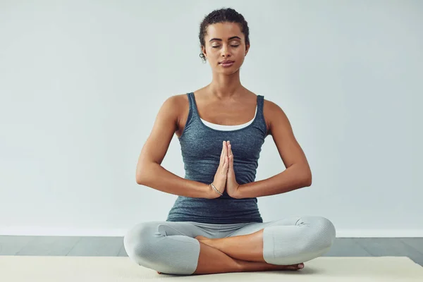 Yoga Ayudado Estar Más Tranquila Captura Estudio Una Atractiva Joven — Foto de Stock