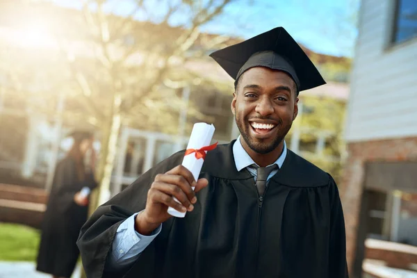 下一章开始 一个快乐的年轻人在毕业典礼上获得文凭的画像 — 图库照片