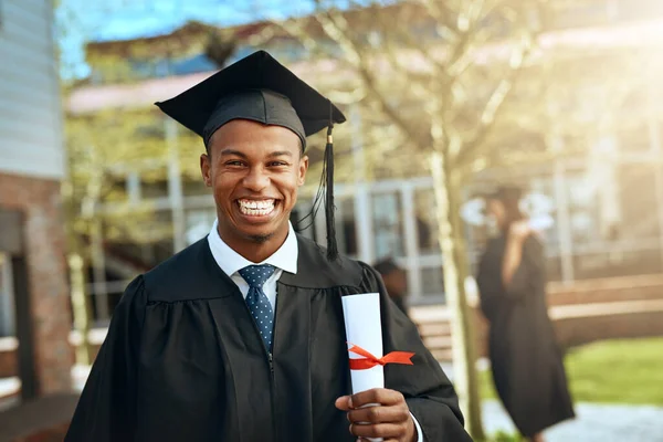 从这里看来 未来一定是光明的 一个快乐的年轻人在毕业典礼上获得文凭的画像 — 图库照片