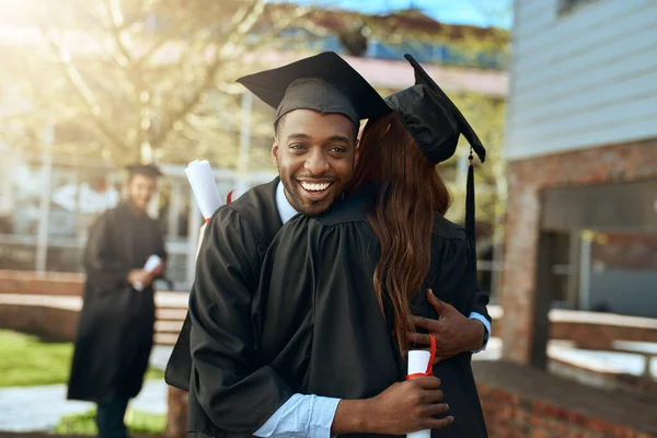 ２つの目標の縮図だ 卒業の日に抱きしめる幸せな若い男と女の肖像画 — ストック写真