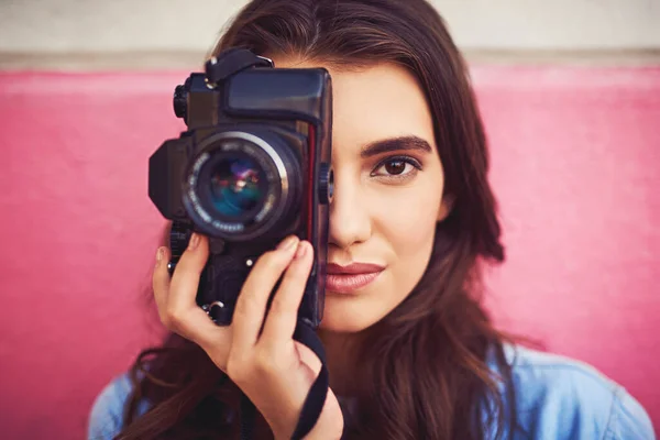 外に出て思い出を作って 美しい若い女性の肖像画は ドルカメラを保持し 外の壁に対してポーズ — ストック写真