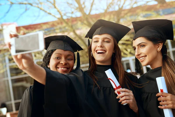 Did Group Young Women Taking Selfies Mobile Phone Graduation Day — Stock Photo, Image