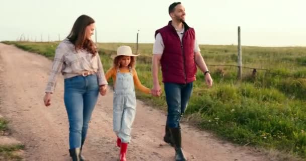 Aile Anne Baba Kız Çiftlikte Yürüyüş Tatil Kırsal Alanda Eğlenmek — Stok video