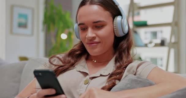 Vrouw Telefoon Headset Luisteren Naar Muziek Ontspannen Woonkamer Bank Met — Stockvideo