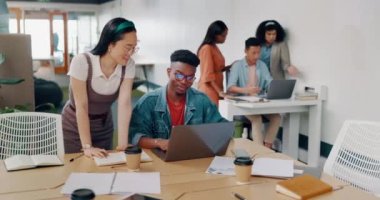 Takım çalışması, dizüstü bilgisayar ve iş adamları başarı kutlamaları için ofiste yumruk tokuşturuyor. Eğitim, antrenörlük ve Asyalı kadın sorunları çözdükten sonra kutlama yaparken siyah adama destek ve tavsiye veriyor.