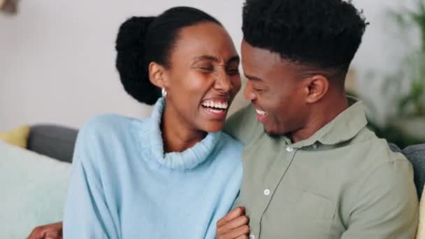 Láska Smích Africký Pár Odpočívají Pohovce Svém Moderním Domově Vedou — Stock video