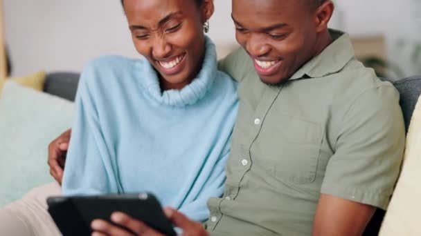 一对情侣一边在家里一边打电话一边放电影 开心地笑着 年轻夫妇 黑人和爱的夫妇使用智能手机看电影和录像 一起共度时光吧 — 图库视频影像