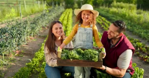 農業農業の成長 自然と有機健康食品上の植物 野菜や幸せな家族 収穫と自然の持続可能性を学ぶことから大きな笑顔で母と父と子供 — ストック動画