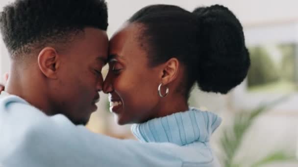Pasangan Ciuman Pernikahan Afrika Dan Bahagia Rumah Tersenyum Untuk Cinta — Stok Video