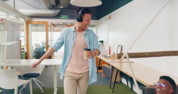 Man Dansande Hörlurar Eller Promenader Moderna Kontor Coworking Utrymme Eller — Stockvideo