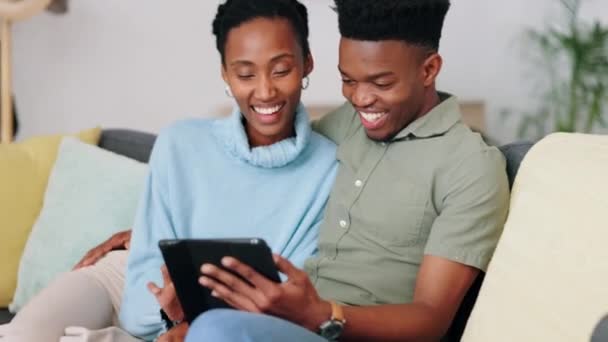 Pasangan Hitam Tablet Dan Ikatan Cinta Saat Streaming Film Ruang — Stok Video
