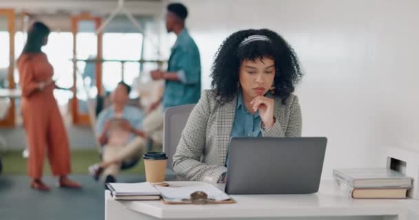 Pensando Portátil Mujer Negra Trabajando Una Estrategia Seo Marketing Digital — Vídeo de stock