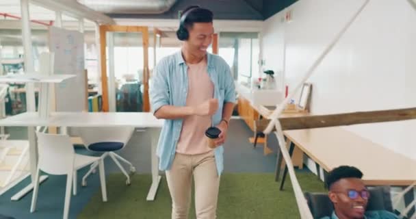 Mann Tanzende Kopfhörer Oder Spaziergänge Modernen Büro Coworking Space Oder — Stockvideo