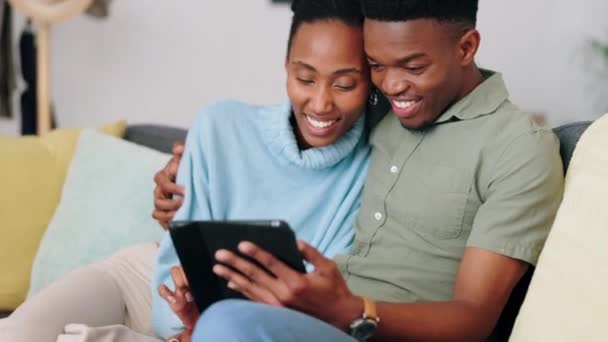情侣和流媒体一起在平板电脑上放松与数字应用程序在沙发上的家 恋爱中的年轻快乐的黑人喜欢数字订阅娱乐 — 图库视频影像