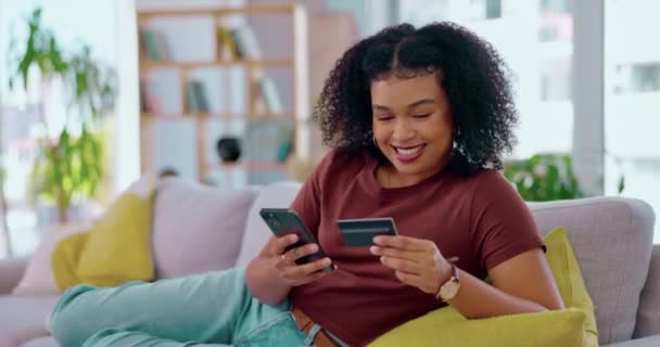 Telepon Sofa Dan Wanita Dengan Kartu Kredit Untuk Belanja Online — Stok Video
