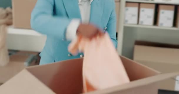 Doos Voorraad Zakelijke Vrouwen Unboxing Winkel Verzendpakket Levering Kleding Inventaris — Stockvideo