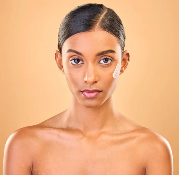 面部肖像 护肤和在工作室里涂奶油的女人被隔离在褐色背景下 皮肤科 严肃的化妆品和自信的印度女模与乳液 乳霜或润肤剂 以促进皮肤健康 — 图库照片