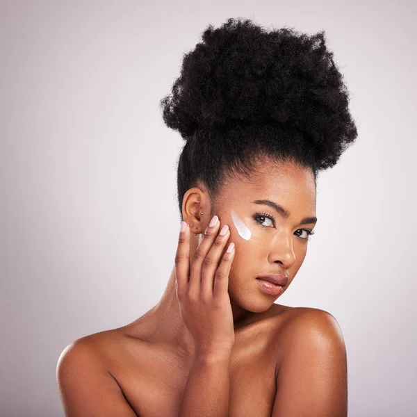 グレーのスタジオの背景に対してスキンケアの美しさや化粧品のための黒い女性 顔と保湿クリーム 保湿クリーム 化粧水 フェイシャル製品を使用したアフリカ系アメリカ人女性の肖像 — ストック写真