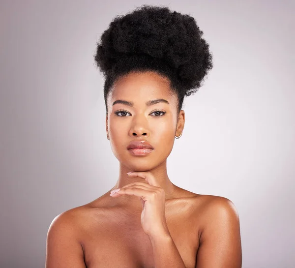 スキンケア 美しさと顔 自信を持って肖像画黒の女性 白い背景とサロン化粧品 皮膚科 自然メイク 健康な肌と健康のためのスタジオでのアフリカモデル — ストック写真