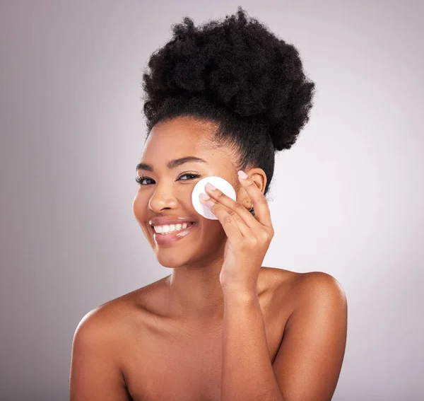 黑人妇女 棉花和皮肤护理工作室与清洁 化妆品去除和幸福的背景 年轻模特儿 美女或擦拭干净的脸以获得自然的光泽 健康或化妆品的健康以便自我护理 — 图库照片