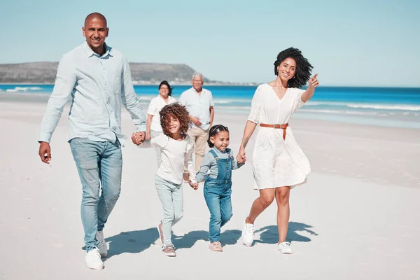 Ευτυχισμένο Παραλία Και Την Οικογένεια Κρατώντας Χέρια Ενώ Μια Βόλτα — Φωτογραφία Αρχείου