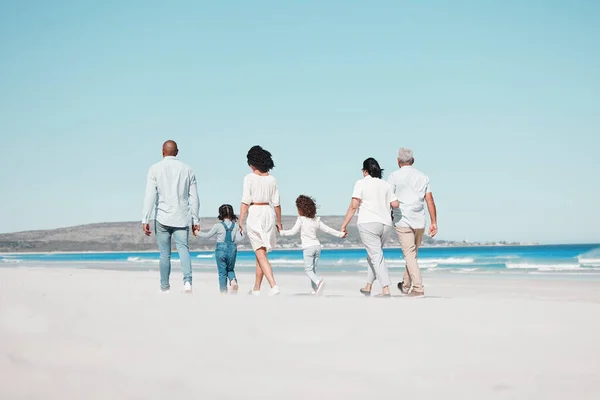 Бабушки Дедушки Родители Дети Пляже Гуляют Отдохнуть Летний Отдых Каникулы — стоковое фото