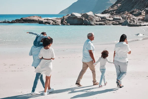 Бабушки Дедушки Родители Дети Пляже Гуляют Отдохнуть Летний Отдых Каникулы — стоковое фото