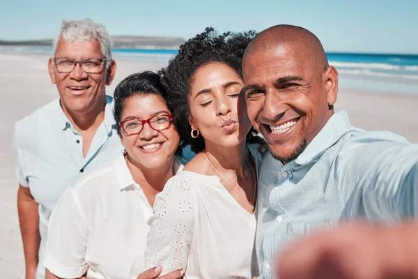 Familie Lächeln Und Selfie Porträt Strand Urlaub Bindung Und Pflege — Stockfoto